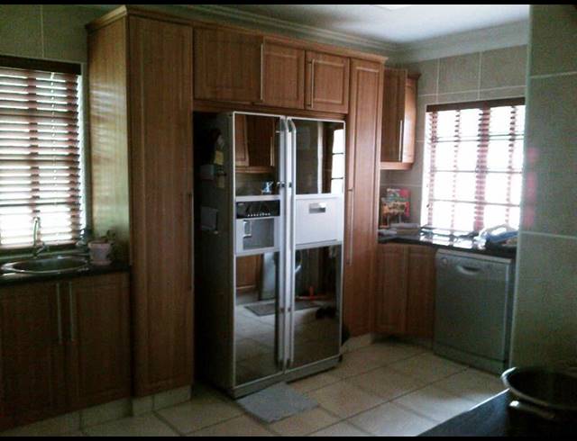 3 BEDROOM HOUSE RENTED IN CLIFTON HILL ESTATE